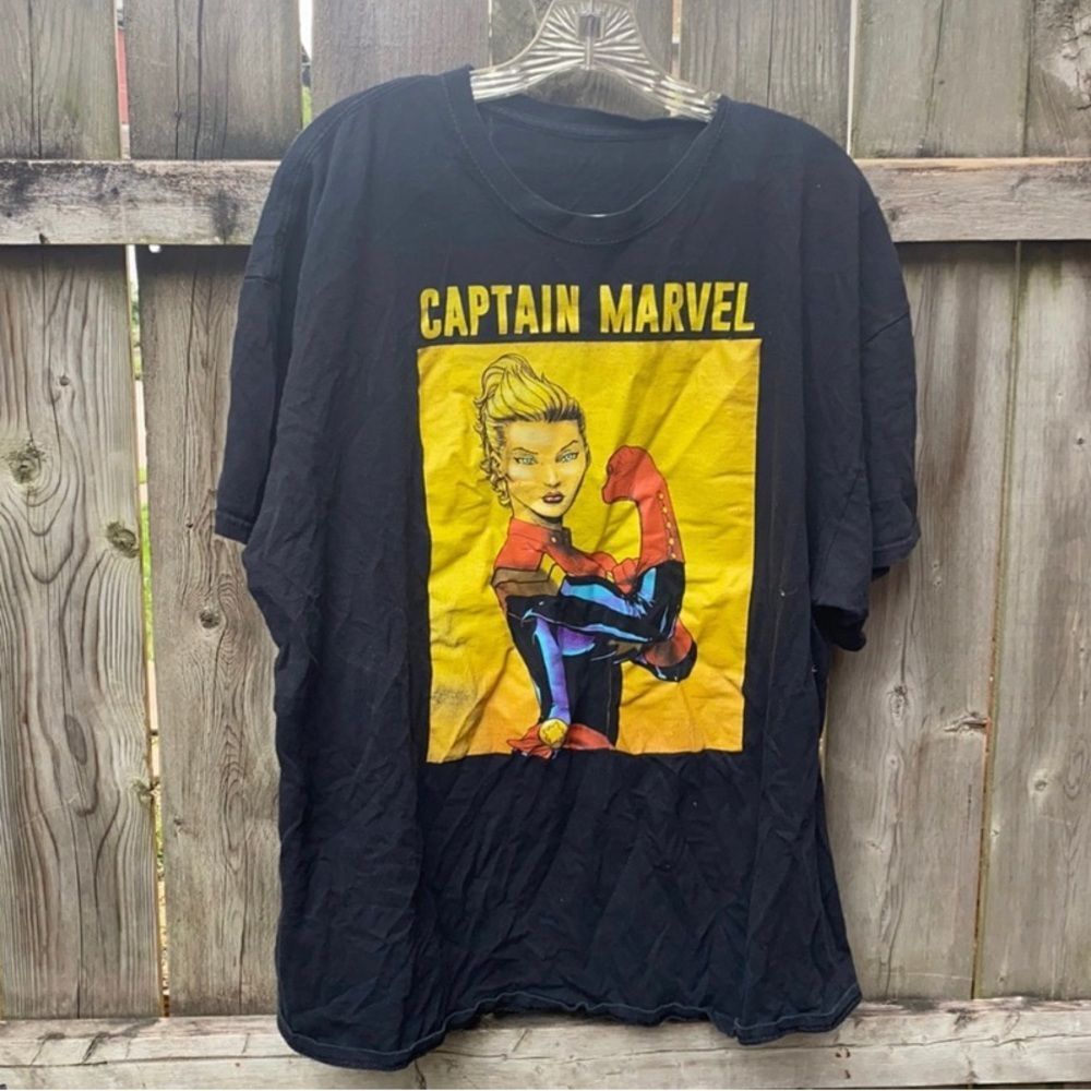 Captain Marvel tee sz. L